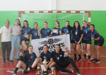 El equipo femenino de la Escuela Municipal de Handball se consagró campeón del Torneo Regional