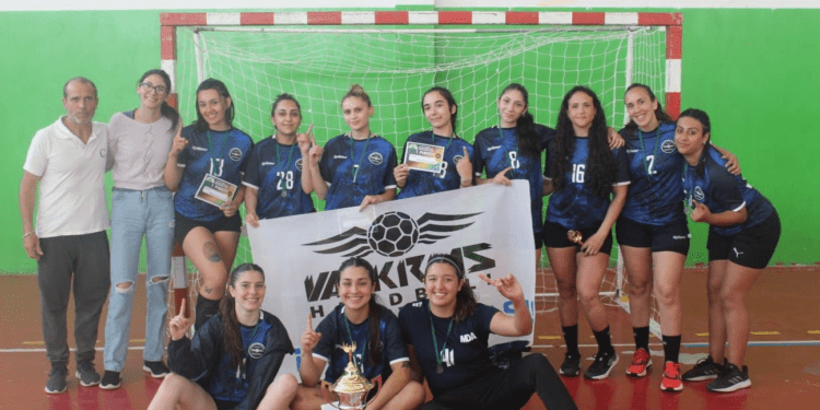 El equipo femenino de la Escuela Municipal de Handball se consagró campeón del Torneo Regional