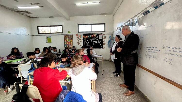 Trabajo junto a las instituciones educativas: el Intendente Juan de Jesús visitó dos Escuelas Públicas de San Clemente del Tuyú