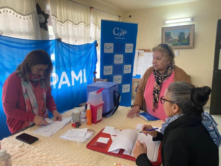 La Dirección de Adultos Mayores en cooperación con PAMI aplicaron vacunas a más de 160 personas