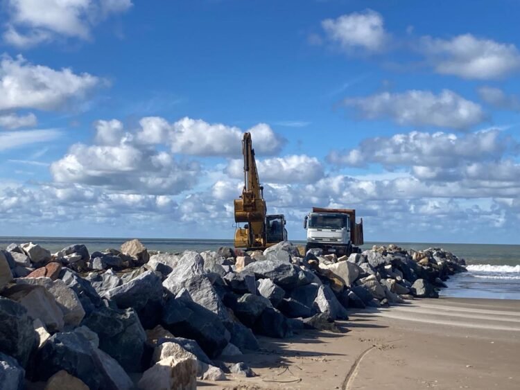 Trabajo junto a Provincia: se reactivó la obra de protección del frente costero en Las Toninas