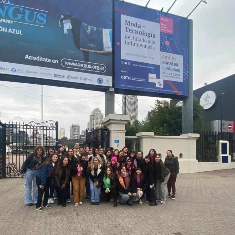 Estudiantes del Instituto N° 89 Dr. René Favaloro participaron de una importante exposición de moda y tecnología en la Rural