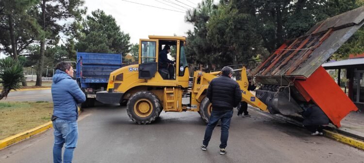 Se trabaja en la remoción de kioscos de diarios y revistas que ya no están en uso
