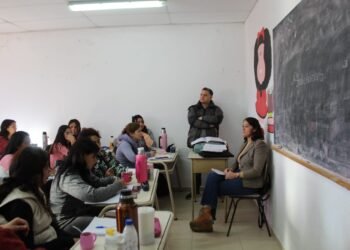 La Dirección de Adultos Mayores realizó una charla sobre los derechos de las personas mayores en el Instituto N°89 de Mar de Ajó