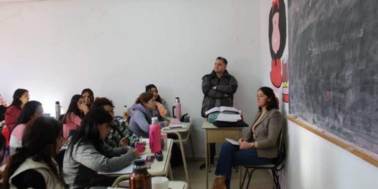 La Dirección de Adultos Mayores realizó una charla sobre los derechos de las personas mayores en el Instituto N°89 de Mar de Ajó