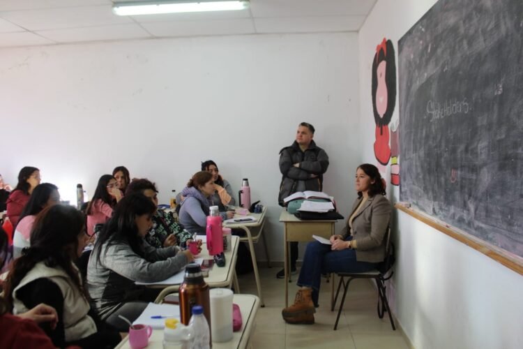 La Dirección de Adultos Mayores realizó una charla sobre los derechos de las personas mayores en el Instituto N°89 de Mar de Ajó