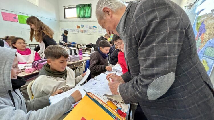 Trabajo junto a las instituciones educativas: el Intendente Juan de Jesús visitó dos Escuelas Públicas de San Clemente del Tuyú