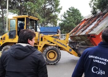 Se trabaja en la remoción de kioscos de diarios y revistas que ya no están en uso