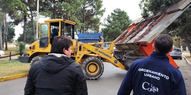 Se trabaja en la remoción de kioscos de diarios y revistas que ya no están en uso