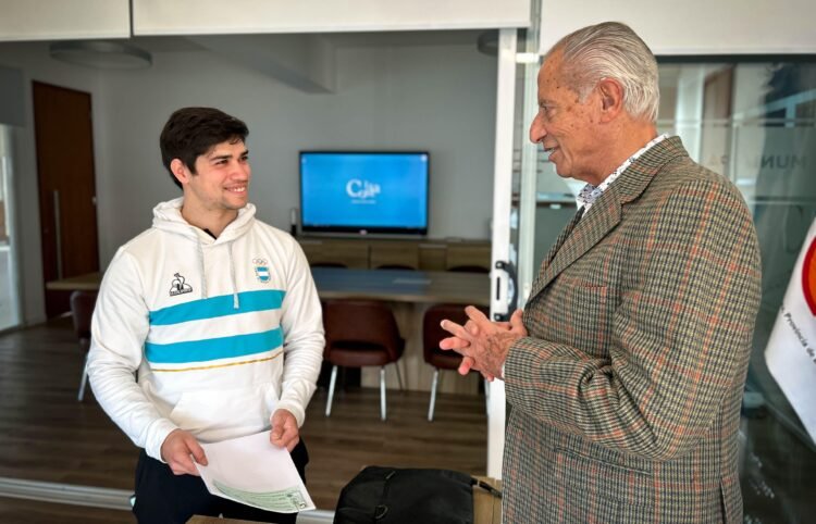 El ciclista costero Lucas Vilar fue recibido por el Intendente Juan de Jesús en la previa de su gira deportiva europea