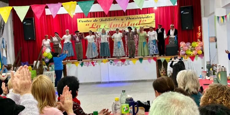 El Centro de Jubilados “La Amistad” de Mar del Tuyú celebró sus 35 años con la comunidad