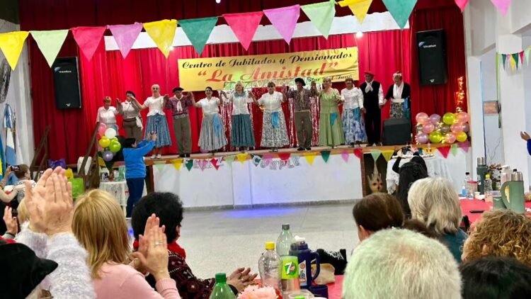 El Centro de Jubilados “La Amistad” de Mar del Tuyú celebró sus 35 años con la comunidad