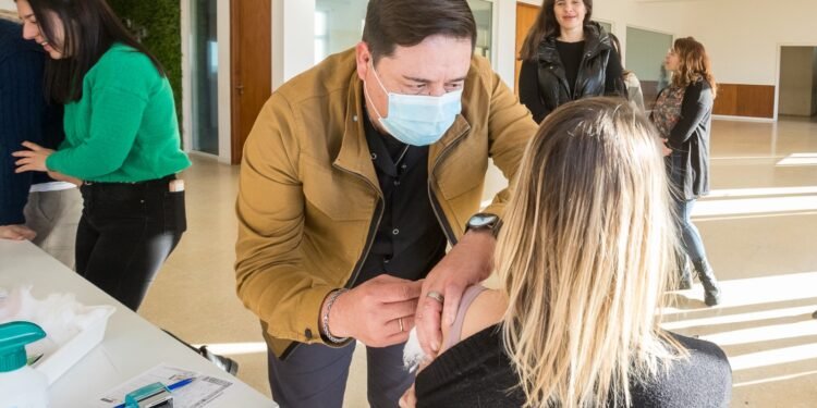La posta de vacunación antigripal de Ioma llegó a Mar del Tuyú