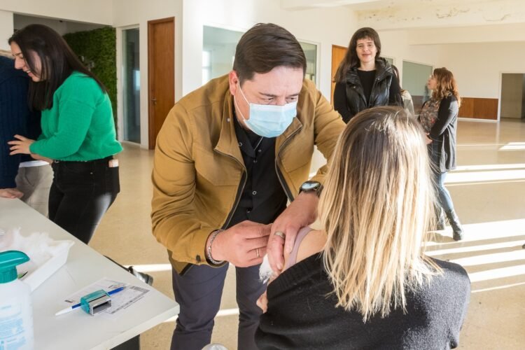 La posta de vacunación antigripal de Ioma llegó a Mar del Tuyú