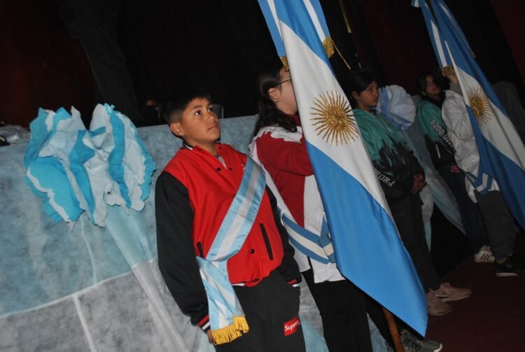 Alumnas y alumnos de San Clemente del Tuyú realizaron la promesa de lealtad a la bandera