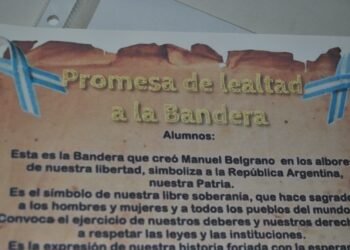 Alumnas y alumnos de San Clemente del Tuyú realizaron la promesa de lealtad a la bandera