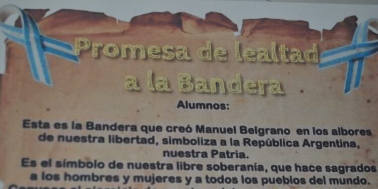 Alumnas y alumnos de San Clemente del Tuyú realizaron la promesa de lealtad a la bandera
