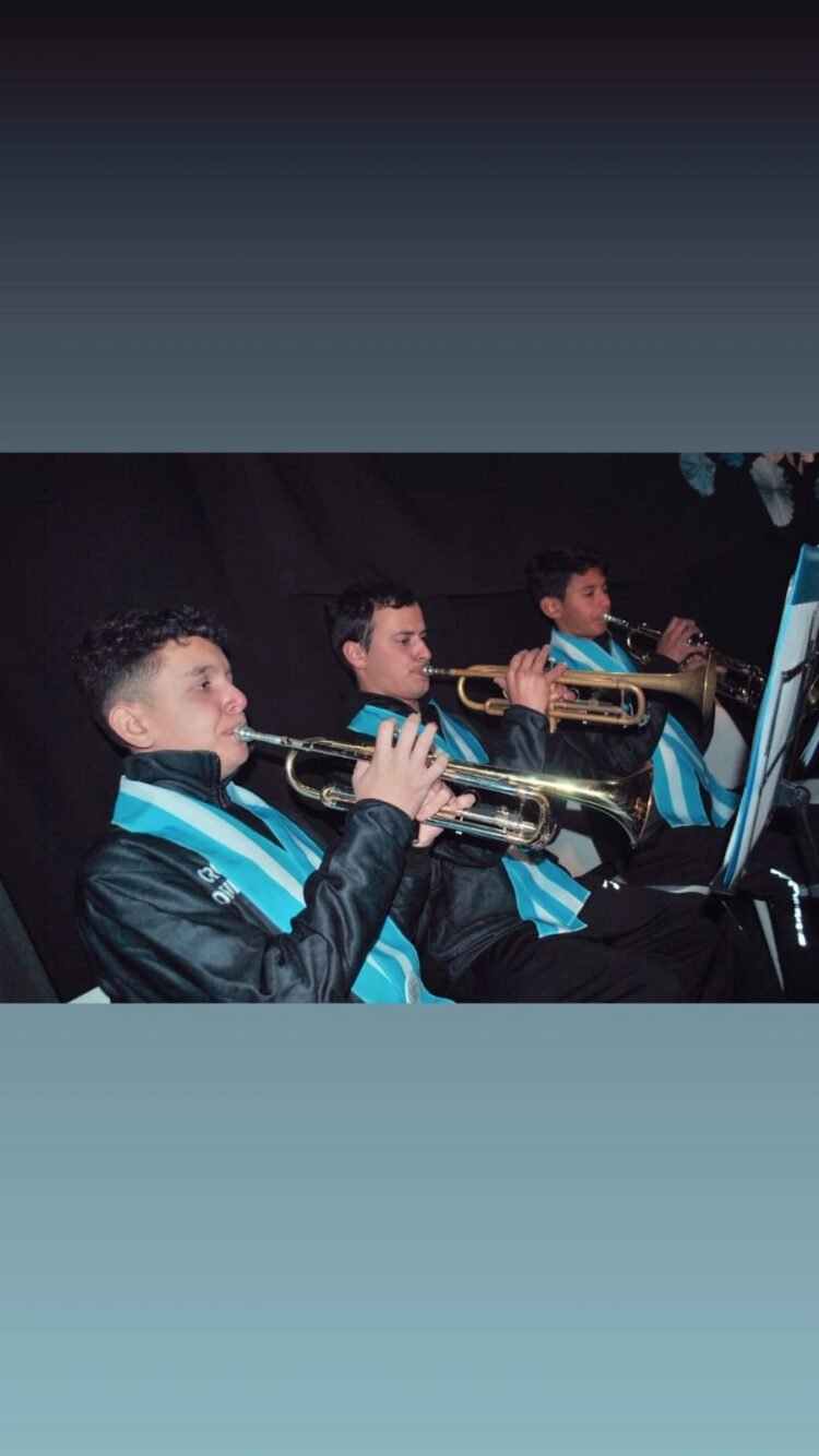 Alumnas y alumnos de San Clemente del Tuyú realizaron la promesa de lealtad a la bandera