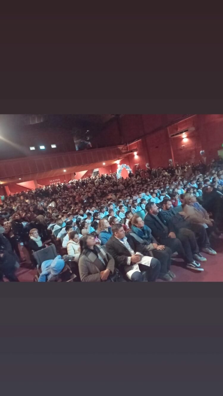 Alumnas y alumnos de San Clemente del Tuyú realizaron la promesa de lealtad a la bandera