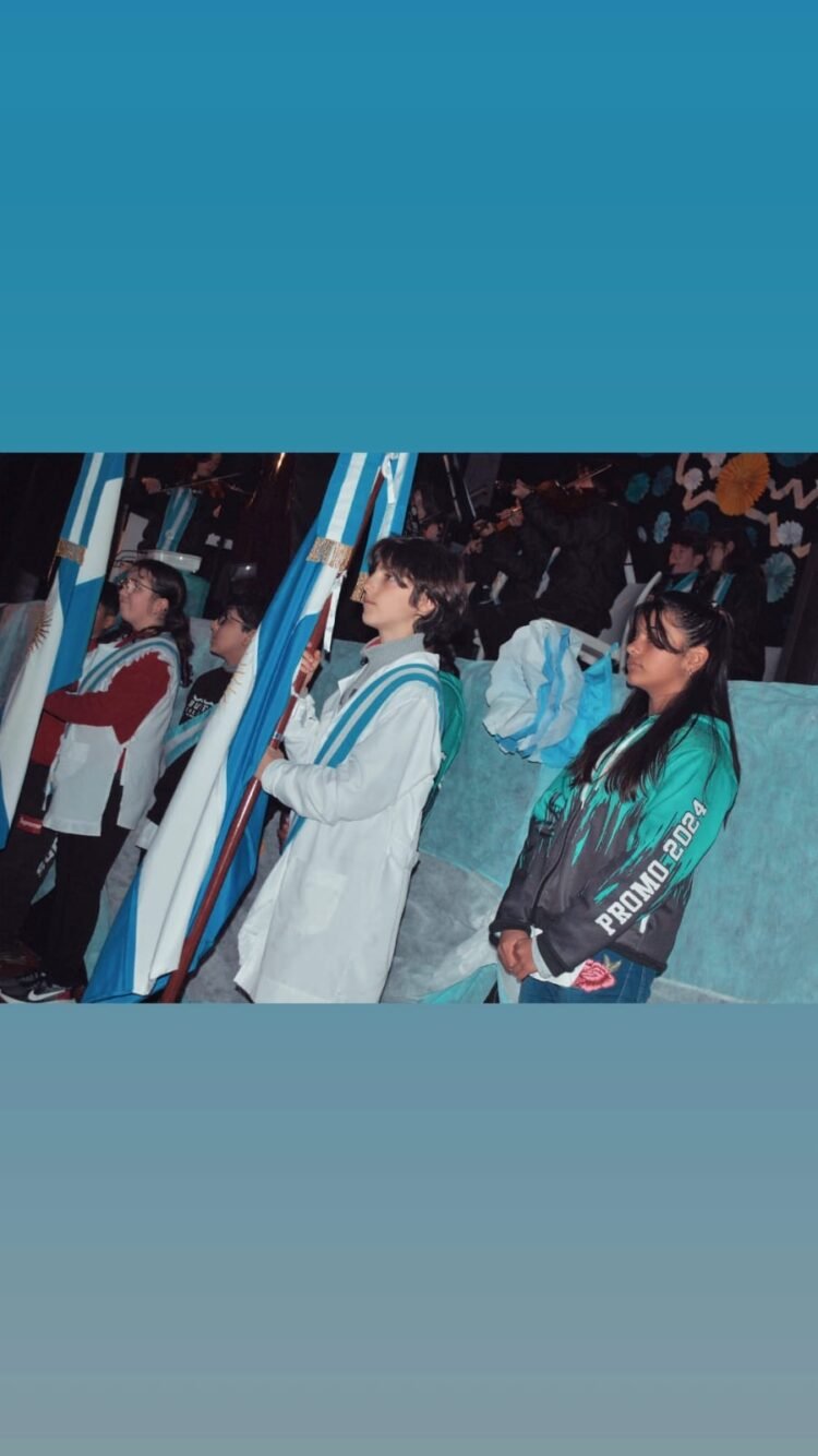 Alumnas y alumnos de San Clemente del Tuyú realizaron la promesa de lealtad a la bandera