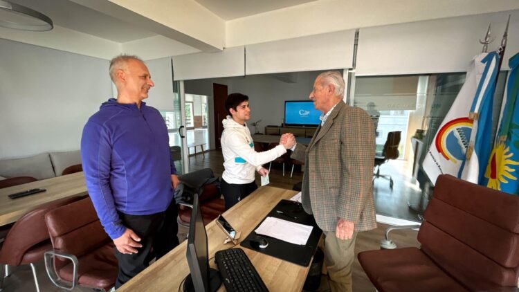 El ciclista costero Lucas Vilar fue recibido por el Intendente Juan de Jesús en la previa de su gira deportiva europea