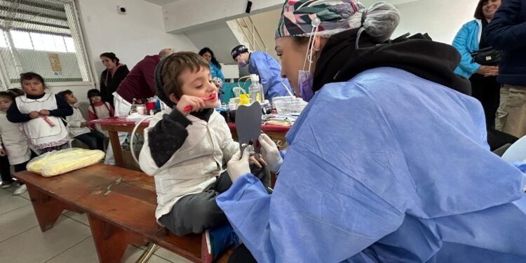 Se realizan jornadas de salud bucal para más de 400 estudiantes del Jardín y la Primaria del barrio Las Quintas