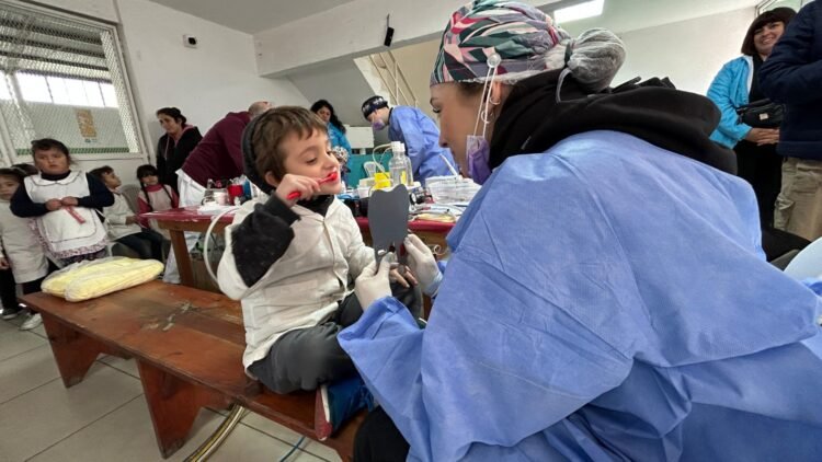Se realizan jornadas de salud bucal para más de 400 estudiantes del Jardín y la Primaria del barrio Las Quintas