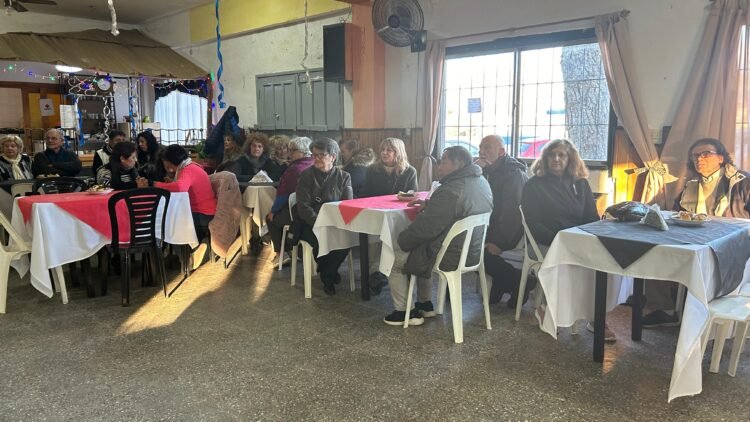 El Centro de Jubilados y Pensionados de Lucila del Mar celebró sus 27 años junto a la comunidad