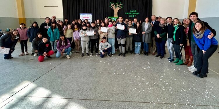 Alumnas y alumnos de la Escuela Secundaria N° 2 de Santa Teresita, se sumaron a la Jura Ambiental