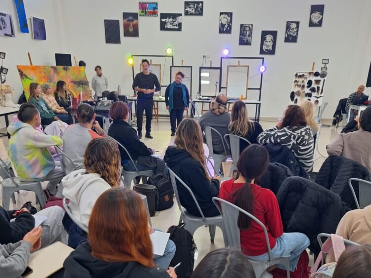 Se realizó un seminario de caracterización teatral en Mar de Ajó