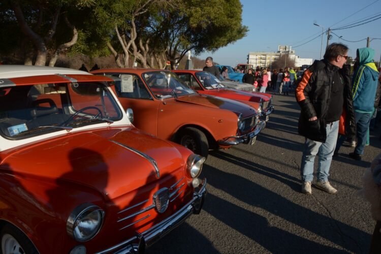 Fue un éxito el Festival por el Día del Baterista y el encuentro de autos clásicos en Santa Teresita