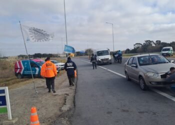 Operativo vial en el acceso a San Clemente del Tuyú