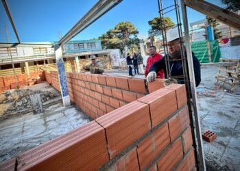 Intendente De Jesús recorrió las obras de la Primaria N°2 Serafín Dávila en San Clemente del Tuyú