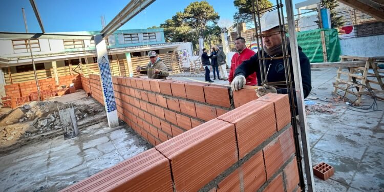 Intendente De Jesús recorrió las obras de la Primaria N°2 Serafín Dávila en San Clemente del Tuyú