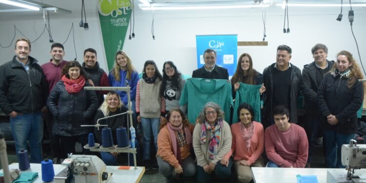 La cooperativa textil “Hecho en la Costa” entregó 400 ambos al Servicio de Salud