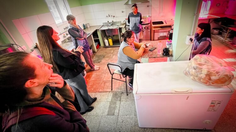 La cooperativa «Hecho en La Costa» entregó cofias y delantales a auxiliares de la Escuela Primaria Nº 3 de Las Toninas