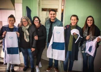 La cooperativa «Hecho en La Costa» entregó cofias y delantales a auxiliares de la Escuela Primaria Nº 3 de Las Toninas
