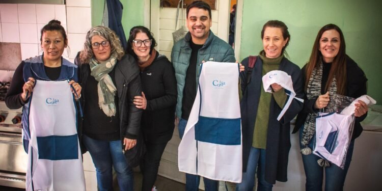 La cooperativa «Hecho en La Costa» entregó cofias y delantales a auxiliares de la Escuela Primaria Nº 3 de Las Toninas