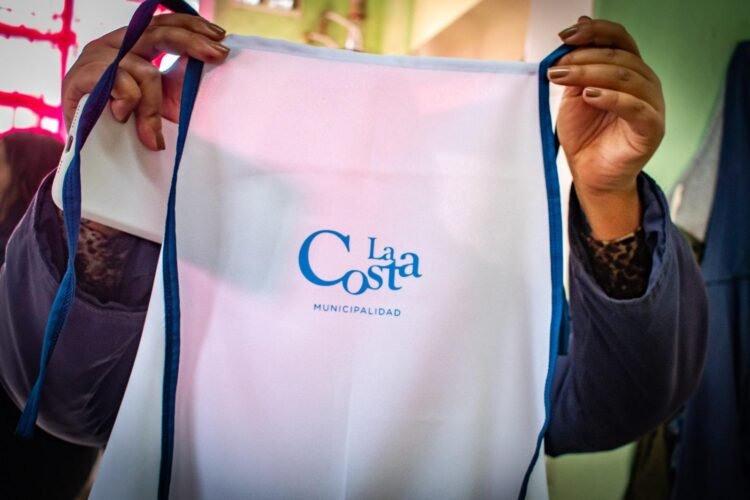 La cooperativa «Hecho en La Costa» entregó cofias y delantales a auxiliares de la Escuela Primaria Nº 3 de Las Toninas