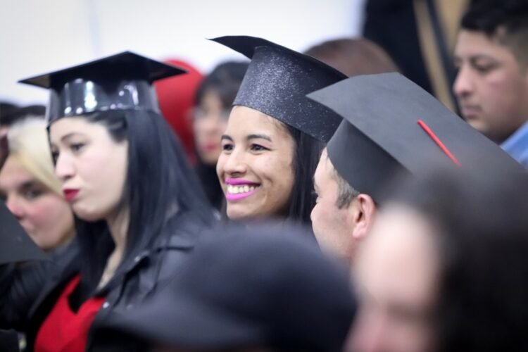 Entrega de diplomas a las y los egresados del plan de finalización de estudios secundarios “FinEs”