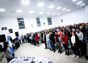 Entrega de diplomas a las y los egresados del plan de finalización de estudios secundarios “FinEs”