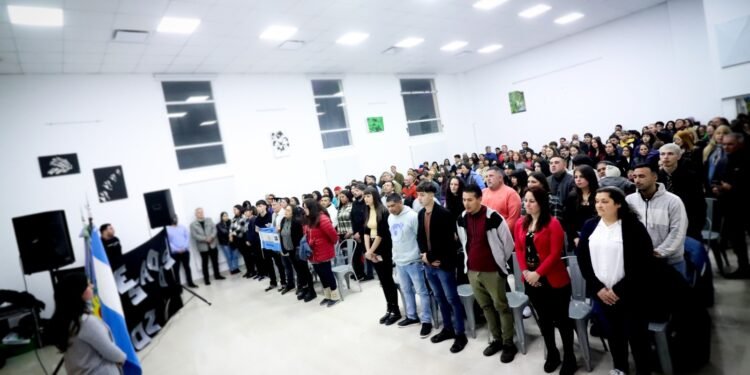 Entrega de diplomas a las y los egresados del plan de finalización de estudios secundarios “FinEs”