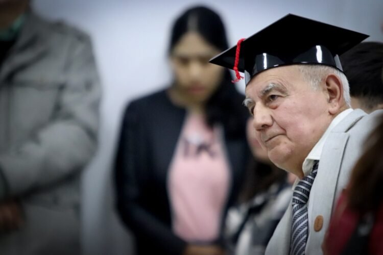 Entrega de diplomas a las y los egresados del plan de finalización de estudios secundarios “FinEs”