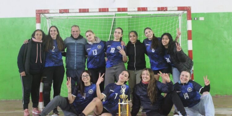 El equipo femenino de la Escuela Municipal de Handball se consagró otra vez campeón del Torneo Regional