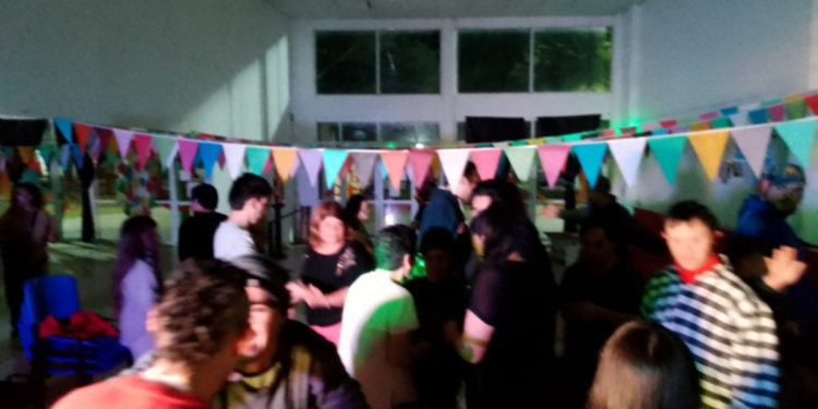 Se realizó una “Noche de Amigos” destinada a adultos con discapacidad en Las Toninas