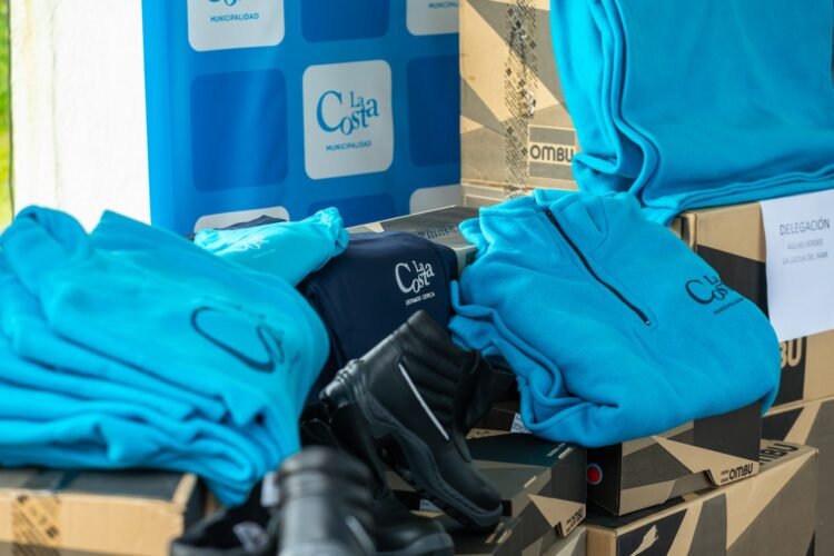 El Municipio entrega kits de indumentaria a las y los trabajadores de las Unidades de Gestión