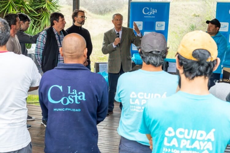 El Municipio entrega kits de indumentaria a las y los trabajadores de las Unidades de Gestión