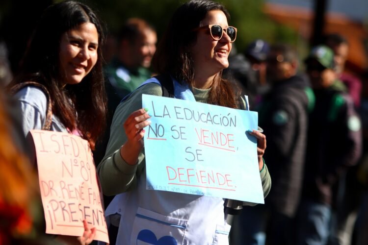 Vecinas y vecinos de La Costa se movilizaron en defensa de la Universidad Pública