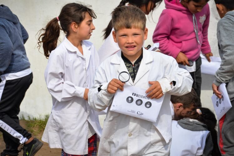 Se desarrolló el programa municipal “EduCiencia” en la Escuela Primaria N° 3 de Las Toninas