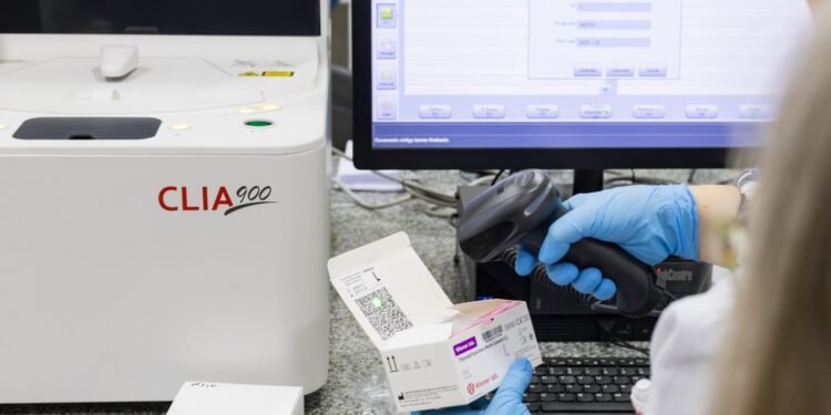 Personal de Laboratorio de los tres hospitales se capacitaron en el uso de nuevo equipamiento